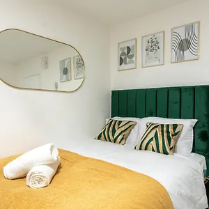 Apartment Exquisite Apartments- With Garden Lounge & games room, Cardiff