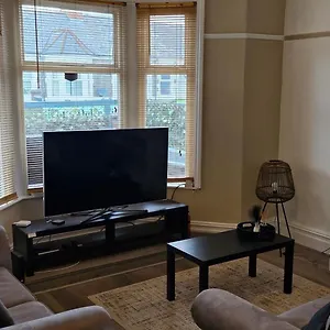Apartment Large Three Bedroom With Roof Terrace Near Centre, Cardiff
